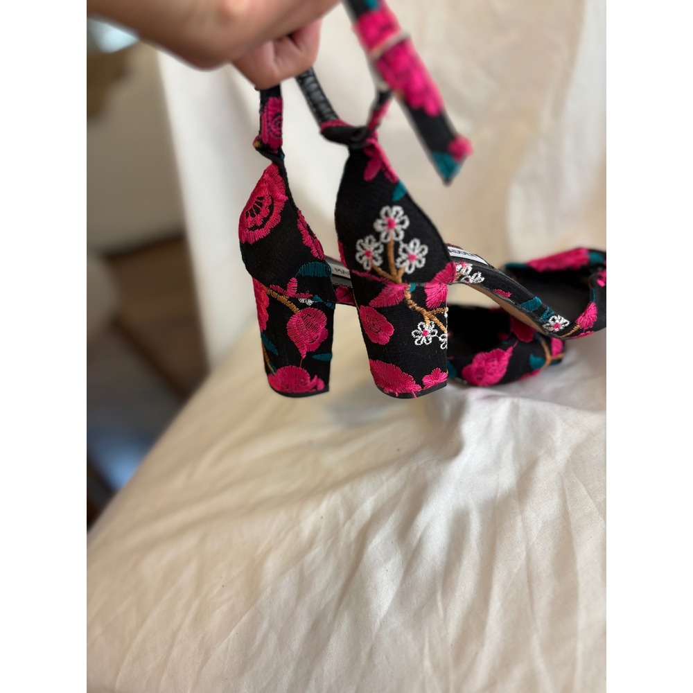 Steve Madden Mirna Black Floral Embroidered Block Heels Ankle Strap Sandals 6.5M - Picture 4 of 6